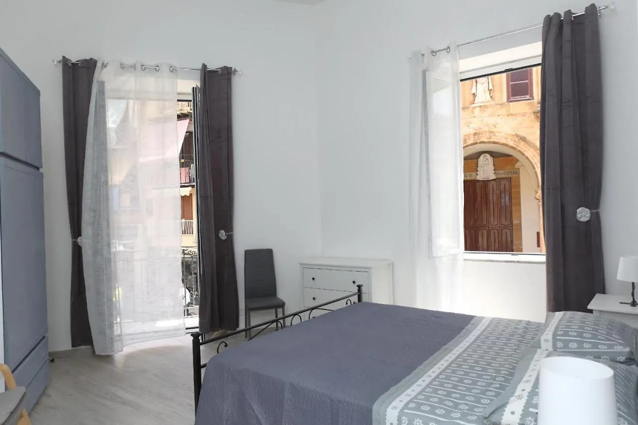 Suite Garibaldi Cefalù 0*,